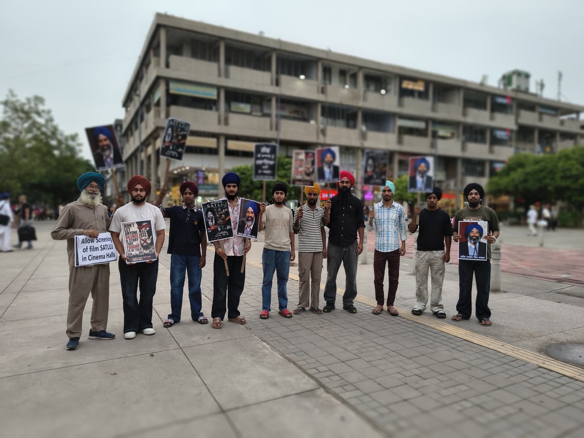 Rattan1990's tweet photo. Today Protest in Chandigarh's Sector 17 against the ban on the film based on the life of Shaheed Bhai Jaswant Singh Khalra Ji 
@diljitdosanjh @gswaraich6 @HoneyTrehan https://t.co/8fONVFn1da