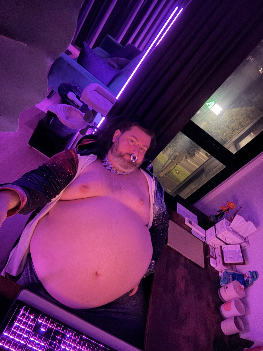 foopyfoopz's tweet photo. something a bit more zoomed out than usual to show off how much my gut fucking dominates 😛 https://t.co/q4A92uzuP0