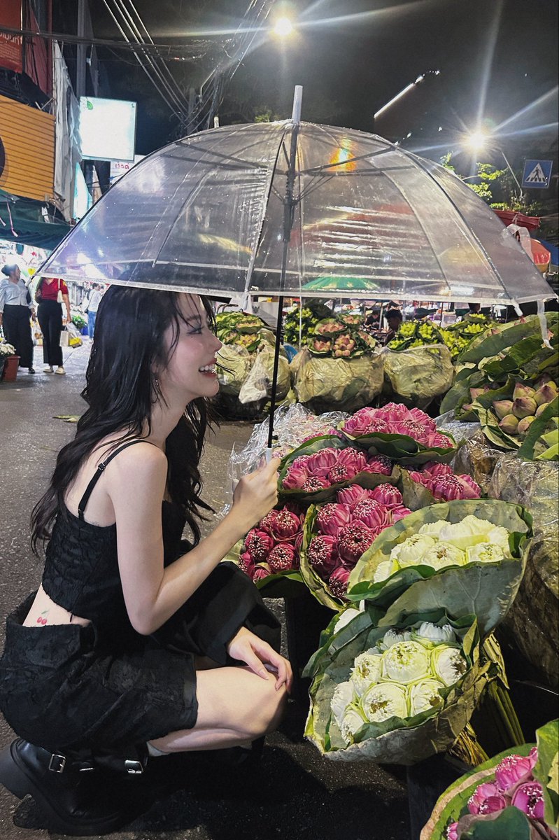 nilechanii's tweet photo. แค่อยากจะรู้ว่าตรงที่เธอยืนนั้นมีฝนตกมั้ย #Nilechanii https://t.co/dLnR9ekCd2