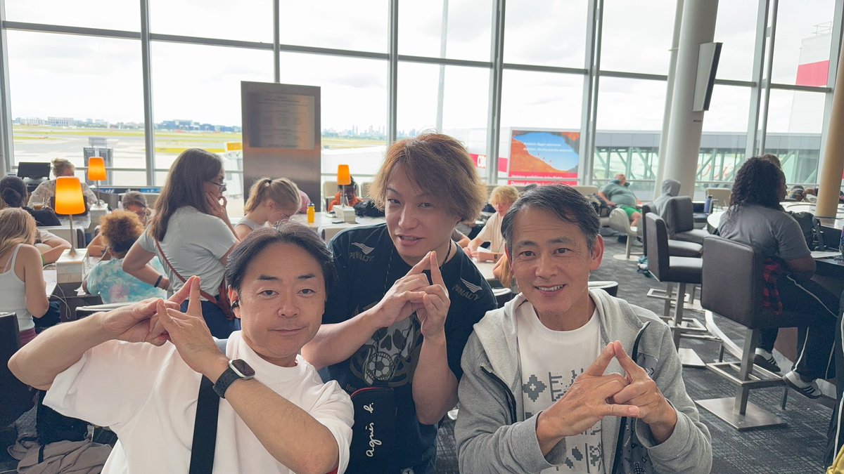 YOFFY_Psychic's tweet photo. 橋本巧くん、筒井巧さん
ダブルタクミに挟まれてジライヤポーズ！
ブラジルでのジライヤ人気は圧倒的にスゴイのです、出国カウンターの係員も「おぅー！！ジライヤァー！！」とテンションアゲアゲになってサインを求めてきましたYO！
#animefriends

さーて、あと何時間かなー？？ https://t.co/X8MoibvYxR