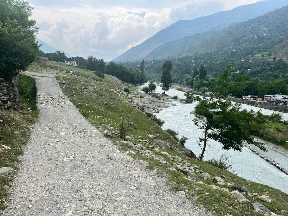 SyedRizwanKN's tweet photo. No traffic, no noise, just the sound of Gushing Water !!  Now, few places remain in Kashmir, pure therapy. https://t.co/jmEGfNWcWa