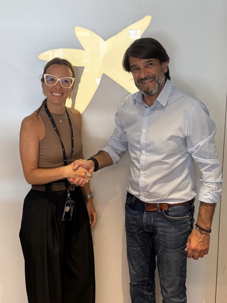 basquetsalle's tweet photo. Contents per la firma del conveni amb CaixaBank, que ens ajuda a tirar endavant el projecte de bàsquet inclusiu de La Salle - Ampans

Un any més, bàsquet per a tothom! 😄

#SomSalle https://t.co/A1GP62LEf7