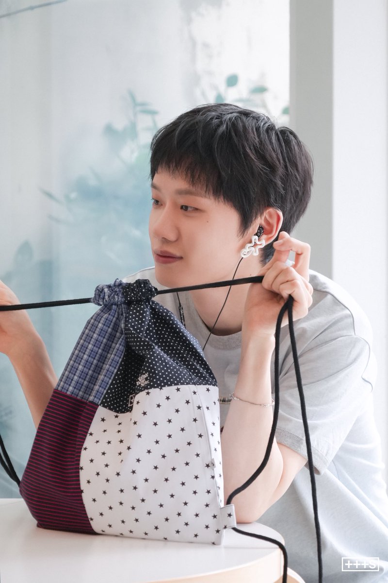 hahyunsang_Indo's tweet photo. [📸] 

CAVISH × Ha Hyun Sang 'The Clover Discovery.’ 비하인드 사진 

📍 https://t.co/96MOoGdXW8…

#하현상 #Hahyunsang 
#cavish #카비시 https://t.co/UNWNIHoil4