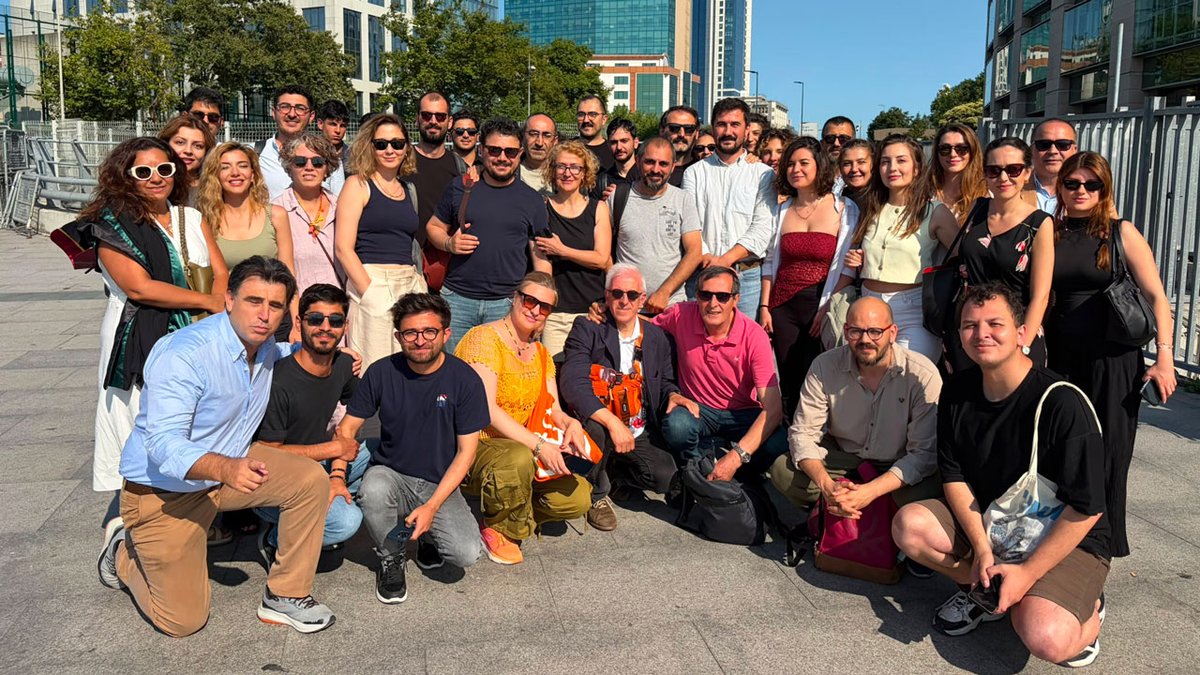 BirGun_Gazetesi's tweet photo. BirGün muhabiri Kayhan Ayhan: Kanser hastası annemin yanında, kadının gözyaşları içinde beni gözaltına aldılar ve tutuklamaya sevk ettiler. O davalarda biz gazeteciler olmasak ne yaşanıp bittiğini kimse bilmeyecek. Kamuoyu tarafından bilinsin diye mücadele ediyoruz ama sonuç olarak böyle gözaltılarla hatta tutuklamaya giden yollarla karşılaşıyoruz
https://t.co/FYNuazJN1f