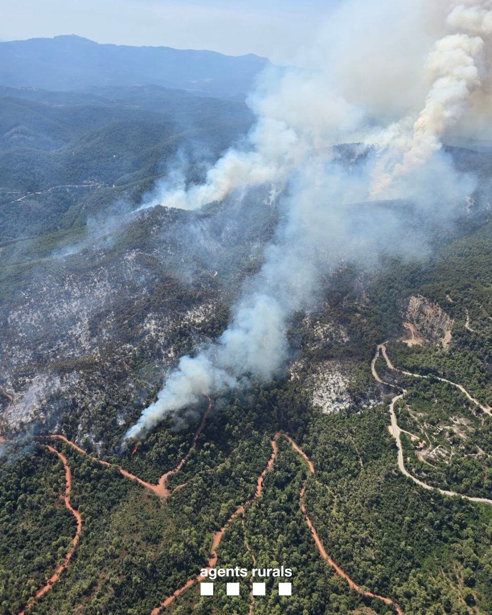 agentsruralscat's tweet photo. 🔴 ACTUALITZACIÓ (07/07/2026 15.45 h): aquest incendi iniciat al terme municipal de Sentmenat (Vallés Occidental) afecta una superfície aproximada de 152 hectàrees, segons dades provisionals d'#AgentsRurals.

 #IFSentmenat https://t.co/GoO745pw0n