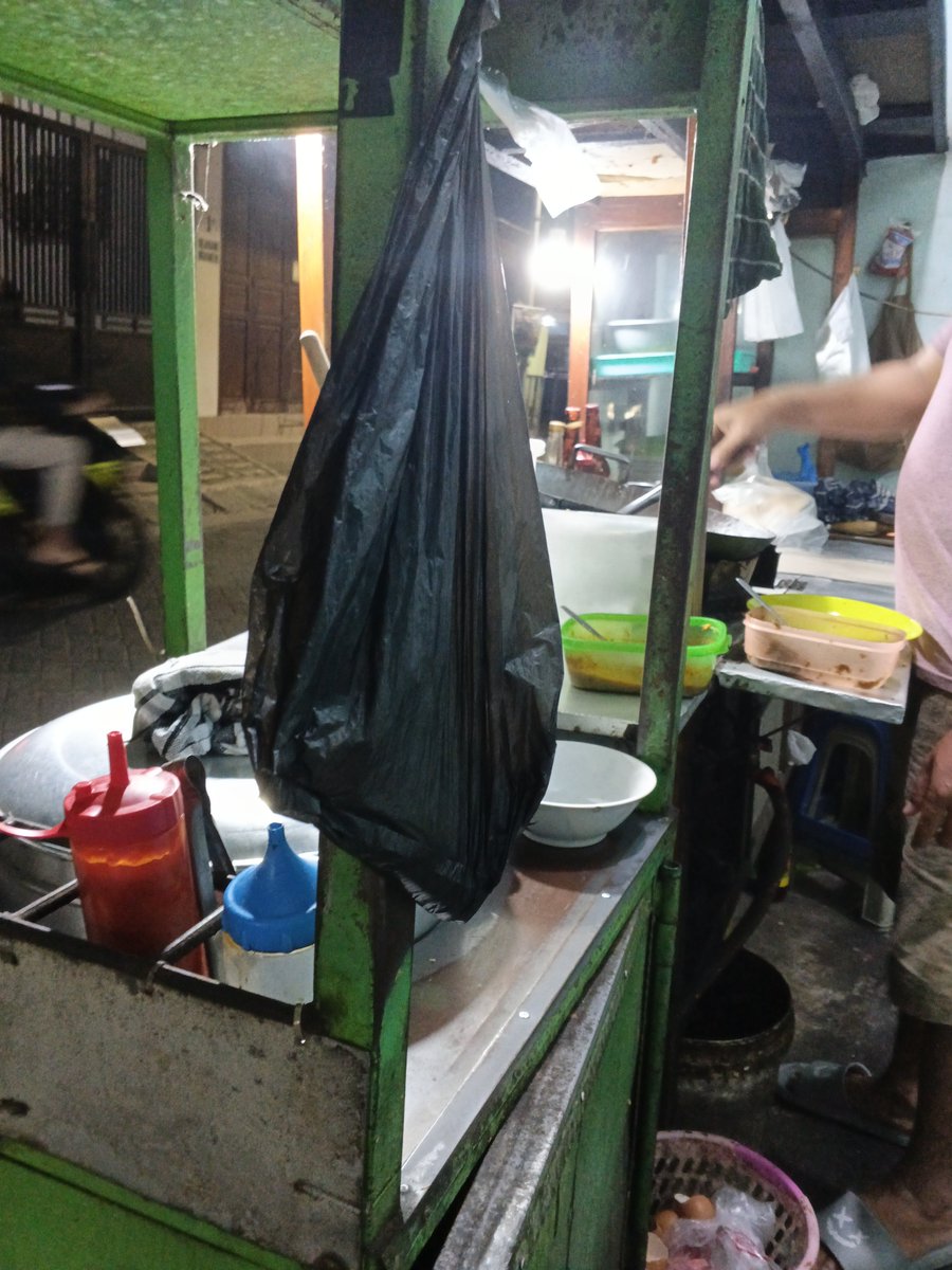 latarbieru's tweet photo. 🧍🏻‍♀️ : bapak beli nasgor
👨🏻‍🍳 : nasgor apa nih? 😁
🧍🏻‍♀️: kaya biasa
👨🏻‍🍳 : putihan, gapake kecap, gosong, asin, ngga pedes, kan?  😁 https://t.co/ESX0BIBCRM