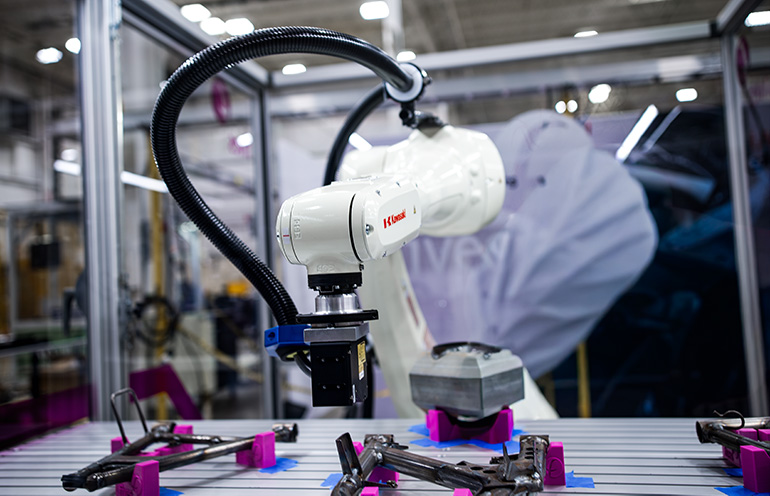 FICorpX's tweet photo. Physical AI is not just a smarter policy on the same old arm.

Kawasaki's #RL030N is a useful signal: an eight-axis robot built for high-speed packaging and parcel work, with camera or sensor feedback driving motion in real time.

The hardware is starting to adapt to the AI. https://t.co/nvd8ssB38q