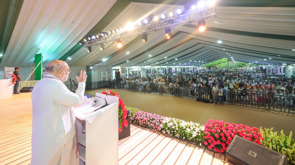 AmitShah's tweet photo. आज दिल्ली में मिशन 70 लाख पौधारोपण अभियान का शुभारंभ किया।

दिल्ली रिज में विदेशी और जहरीले वृक्षों को हटाकर, पीपल, बरगद, नीम और जामुन जैसे 100 वर्ष से अधिक आयु वाले देशी वृक्ष लगाकर इसे दिल्ली का 'ग्रीन लंग्स' बनाया जाएगा। साथ ही, आर्ट थीम पर आधारित विशेष वन, 70 से अधिक तालाब, जलस्रोत और पुरातात्विक संरचनाएँ भी समृद्ध की जाएँगी।

साथ ही, यहाँ आधुनिक सुविधाओं से युक्त 300 इलेक्ट्रिक बसों के परिचालन का शुभारंभ, 3 नवनिर्मित वाहन डिपो एवं स्वचालित वाहन टेस्टिंग स्टेशन का ई-लोकार्पण, तथा नरेला में हाई सिक्योरिटी प्रिज़न का ई-शिलान्यास भी किया।

ये सभी पहलें दिल्ली को सुरक्षित, स्वच्छ और हरित बनाने की दिशा में मील का पत्थर साबित होंगी।
