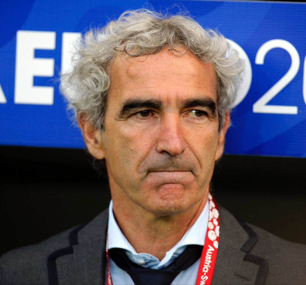 ActuFoot_'s tweet photo. 🚨 SIDNEY GOVOU 🇫🇷 ÉVOQUE LA DEMANDE EN MARIAGE DE RAYMOND DOMENECH À ESTELLE DENIS APRÈS L’ÉLIMINATION DES BLEUS À L’EURO 2008. 😅👇

« J'appelle ça un COUP DE FOLIE. Il a cru faire un truc de com' magnifique... 😶‍🌫️

Parce qu'en fait dans sa phrase il y a un mot qu'il faut retenir, c'est "DÉDRAMATISER". 😮

En fait, il a envie de dire aux gens, voilà, ÇA NE RESTE QUE DU FOOT. 

Mais là, il n'a pas mesuré L’AMPLEUR de ce qu'il était en train de faire. 🤯

Moi honnêtement ça me fait plus marrer qu’autre chose. Je ne vais pas détester quelqu'un parce qu'il est DEVENU FOU. 

Je ne vois pas forcément quelque chose d'irrespectueux. C'est un coup de folie. Peut-être qu'il a chopé un coup de chaud. » 🤣

🎙️ Rire et Chansons