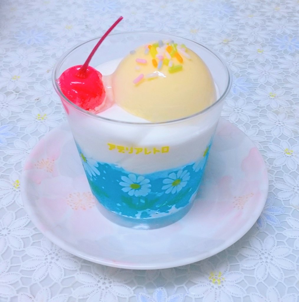 asagi37108's tweet photo. ちょっと前に、コージーコーナーでも青いクリームソーダのゼリーが出てました☺️

アデリアレトロとのコラボで、レトロ花柄の器が可愛い❣️ https://t.co/TKvuEyx2iO