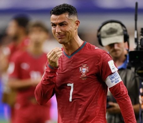 sumrtimespritz's tweet photo. Taylor Swift vs Cristiano Ronaldo

grammys wins : 14 vs 0
Billboard Hot 100 entries : 277 vs 0
TikTok followers: 33M vs 0
world cup trophies: 0* vs 0 💀💀💀

* = pending https://t.co/6odmmocFA8