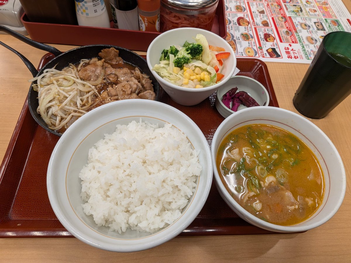 tnori's tweet photo. 夕ご飯
世田谷祖師ヶ谷大蔵のなか卯 祖師ヶ谷大蔵店で、豚しょうが焼き定食ご飯大盛とん汁変更1260円
たまにはなか卯(⁠^⁠^⁠)
なか卯と言ったら親子丼だけど、豚しょうが焼きなんてなのがあったので試しに〜ちゃんとしょうが焼きだしまぁ良いか
お客さんがパンパン来る
結構好調なのでは？

祖師ヶ谷大蔵は駅前に吉野家、松屋、なか卯、ココイチがあるので何か直ぐ食べてくみたいなのには選択肢があって便利な街ですネ