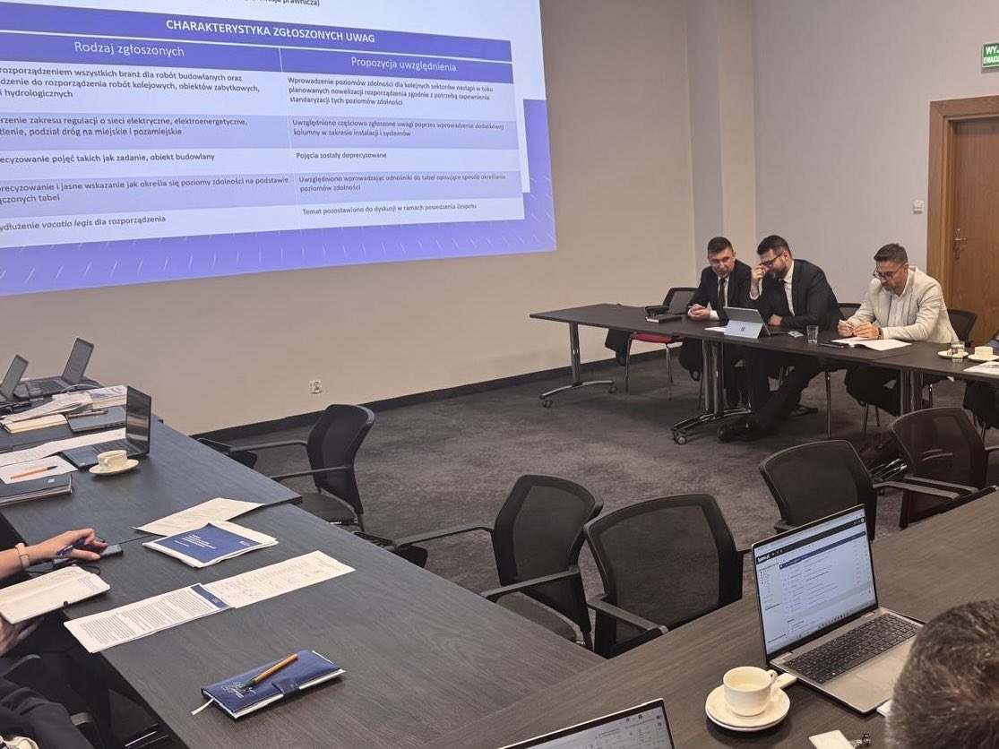 drMFilipek's tweet photo. Dla MŚP formalności, to często największa bariera wejścia do zamówień publicznych.
Certyfikacja wykonawców to zmienia: udowadniasz wiarygodność raz, a certyfikat działa w wielu przetargach.
To Prosta Gospodarka w praktyce.
@MRiTGOVPL https://t.co/pWcXdaz9cA