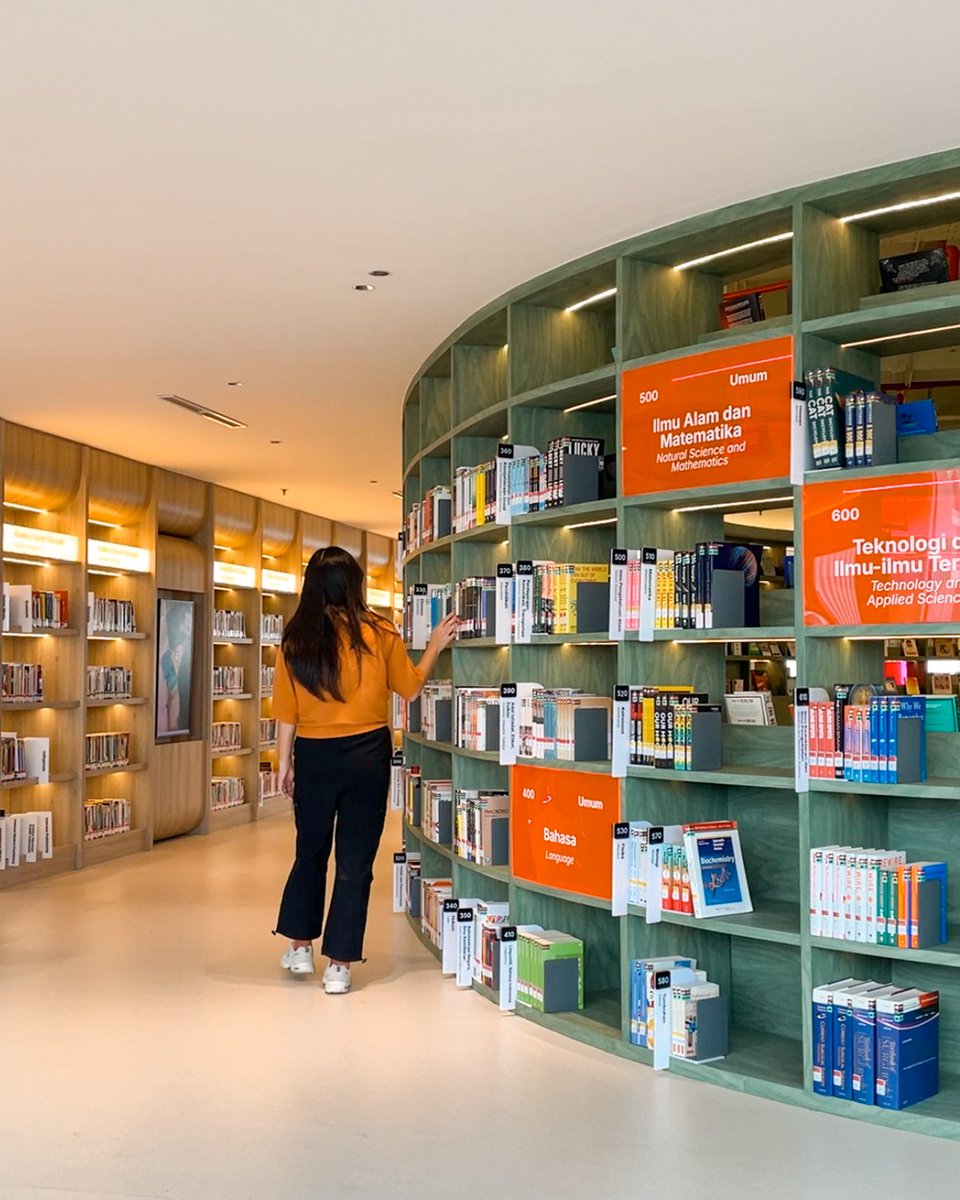sintiaastarina's tweet photo. AKHIRNYA PERPUSTAKAAN NYI AGENG SERANG DIBUKA KEMBALI DI JAKARTA‼️

Gongnya, perpus ini buka setiap hari dari pukul 09.00-22.00 WIB. Artinya, buat yang sehari-hari sekolah atau kerja, bisa manfaatin semua fasilitas di perpus ini sampai malam dan juga pas akhir pekan! 😭💗👏🏻 https://t.co/hscVauJ3cD