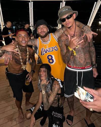 Aludydias's tweet photo. Pera aí, a " direita " bolsonarista quer defender NEYMAR????????

Amigo dos faccionados do comando vermelho Poze do Rodo e Oruam? https://t.co/RevNn0TXCy