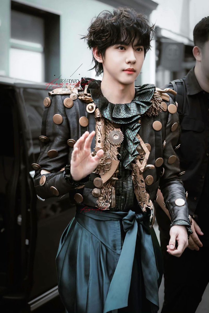 jen110319's tweet photo. Liu Xuan Cheng is wearing a unique design by Ronald Van Der Kemp

#liuxuanchengPFW
#liuxuanchengHCW27
#liuxuanchengxRonaldvanderkemp https://t.co/4MpasOXCh8
