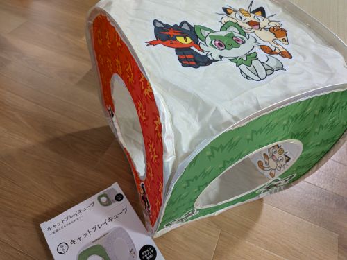 hagidango's tweet photo. 猫壱公式オンラインストアで購入したバリバリボウルの替え段ボールとポケモン柄のキャットプレイキューブ
どちらも楽しんでくれてなによりです
#猫壱公式オンラインストア　#ポケモンのキャットプレイキューブ https://t.co/hqieP2LaYW