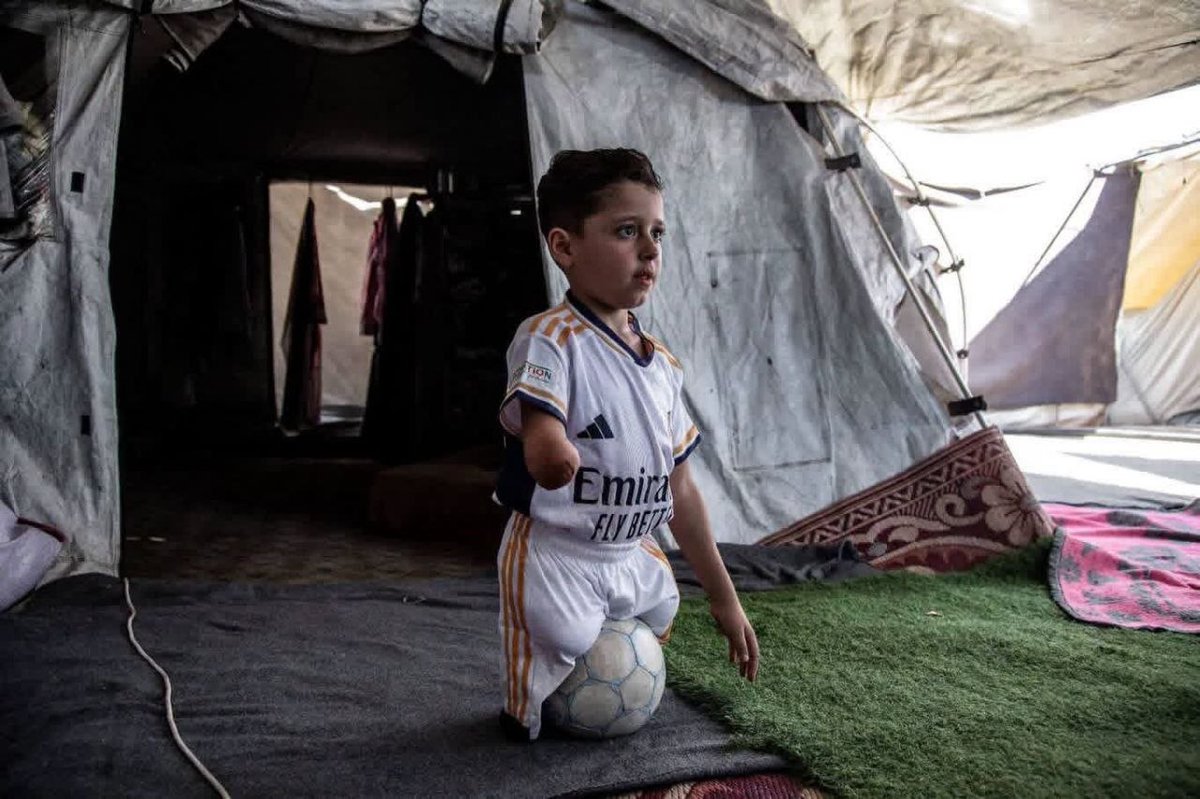PalinfoAr's tweet photo. #صور| الطفل محمد سعيد شعبان، (9سنوات)، يلعب الكرة بعد فقدان ساقيه وذراعيه خلال العدوان الإسرائيلي على قطاع #غزة. https://t.co/bwb3T6QsHe