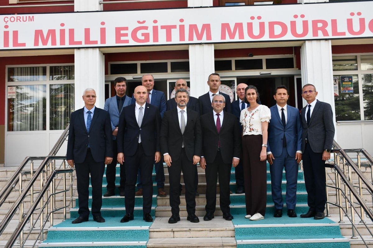 meb_ogm's tweet photo. GENEL MÜDÜRÜMÜZ SAYIN CENGİZ METE, ÇORUM'DA EĞİTİM YÖNETİCİLERİYLE BİR ARAYA GELDİ
📌 Genel Müdürümüz Sayın Cengiz METE, Çorum'da düzenlenen il değerlendirme toplantısında eğitim yöneticileriyle bir araya gelerek ortaöğretime yönelik çalışmaları değerlendirdi.
👥 Toplantıya İl Millî Eğitim Müdürü Cemil ÇAĞLAR, il ve ilçe millî eğitim yöneticileri ile Ortaöğretim Genel Müdürlüğüne bağlı resmî ortaöğretim kurumlarının okul müdürleri katıldı.
📚 Toplantıda; Türkiye Yüzyılı Maarif Modeli kapsamında yürütülen çalışmalar, akademik başarıyı destekleyen uygulamalar, okul iklimi, okul güvenliği ve yeni eğitim öğretim yılına yönelik planlamalar ele alındı.
🎯 Ayrıca değer temelli eğitim, öğretmenlerin mesleki gelişimi, okul yöneticilerinin liderlik rolleri ve eğitim ortamlarının güçlendirilmesine yönelik değerlendirme ve öneriler paylaşıldı.
🔗 Detaylar 👉https://t.co/R3CL7edO3U

@tcmeb @Yusuf__Tekin @farukyelkenci @cengizmete