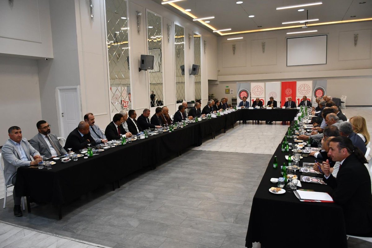 meb_ogm's tweet photo. GENEL MÜDÜRÜMÜZ SAYIN CENGİZ METE, ÇORUM'DA EĞİTİM YÖNETİCİLERİYLE BİR ARAYA GELDİ
📌 Genel Müdürümüz Sayın Cengiz METE, Çorum'da düzenlenen il değerlendirme toplantısında eğitim yöneticileriyle bir araya gelerek ortaöğretime yönelik çalışmaları değerlendirdi.
👥 Toplantıya İl Millî Eğitim Müdürü Cemil ÇAĞLAR, il ve ilçe millî eğitim yöneticileri ile Ortaöğretim Genel Müdürlüğüne bağlı resmî ortaöğretim kurumlarının okul müdürleri katıldı.
📚 Toplantıda; Türkiye Yüzyılı Maarif Modeli kapsamında yürütülen çalışmalar, akademik başarıyı destekleyen uygulamalar, okul iklimi, okul güvenliği ve yeni eğitim öğretim yılına yönelik planlamalar ele alındı.
🎯 Ayrıca değer temelli eğitim, öğretmenlerin mesleki gelişimi, okul yöneticilerinin liderlik rolleri ve eğitim ortamlarının güçlendirilmesine yönelik değerlendirme ve öneriler paylaşıldı.
🔗 Detaylar 👉https://t.co/R3CL7edO3U

@tcmeb @Yusuf__Tekin @farukyelkenci @cengizmete