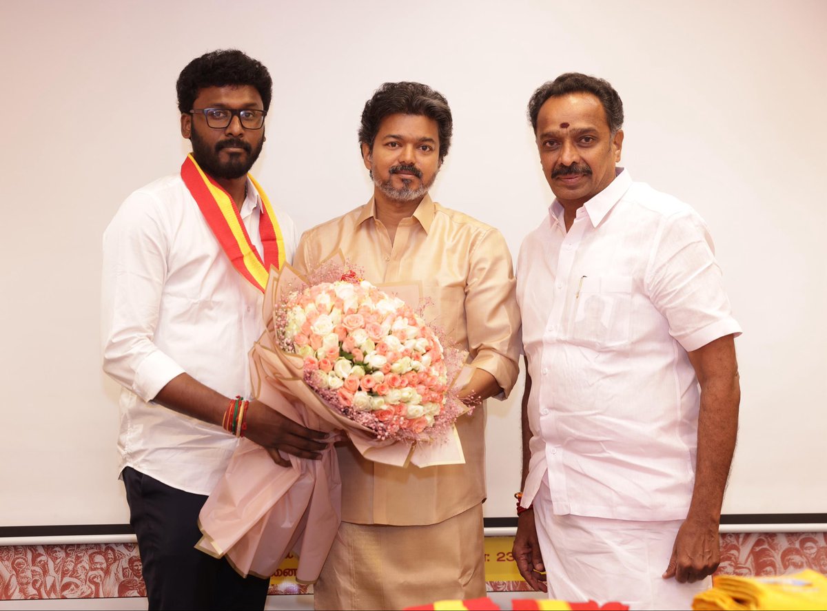 kavinraajkarur's tweet photo. தமிழகத்தின் எதிர்காலம் வளம் பெற...
மக்களின் கனவுகள் நனவாக...
உறுதியான மக்களின் நம்பிக்கையைச் சுமந்து, புதிய தமிழகம் நோக்கிய பயணத்தை வழிநடத்தும் தமிழக முதல்வரும், தமிழக வெற்றிக் கழகத்தின் தலைவருமான மாண்புமிகு திரு. @TVKVijayHQ அவர்களை, (1/2) https://t.co/RN997HI46D