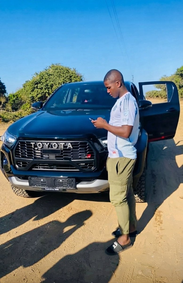 Trevor_sidogi's tweet photo. Congratulations 🎉 to Mbokazi for buying the new car

This is huge achievement 👏🏽🎉♥️ https://t.co/br6S1SSh2n