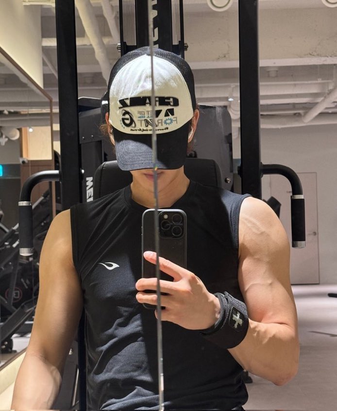 ikonexo131's tweet photo. work hard 🏋🏻                         play hard ❤️‍🔥 https://t.co/BftNScg36V