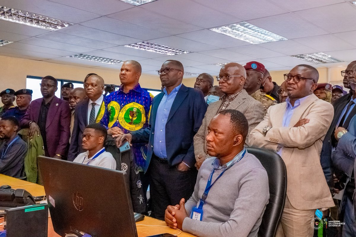 julienpalukucom's tweet photo. KASUMBALESA, vers la restauration de l'autorité de l'État : Tolérance zéro face des pratiques irrégulières.

Kasumbalesa 07 juillet 2026

​Cap sur Kasumbalesa, poumon économique et poste frontalier stratégique reliant la RDC à l’Afrique australe via la Zambie. C'est ici que s'opère un trafic d'une importance vitale, drainant à la fois nos minerais stratégiques et les produits manufacturés.
​En marge de notre mission officielle dans la province du Haut-Katanga, nous nous sommes rendus sur place aux côtés de notre collègue en charge de l'Entrepreneuriat (assurant également l'intérim de l'Industrie), du Gouverneur de Province et des responsables des services commis aux frontières . 
Objectif : palper du doigt des réalités inacceptables, trop longtemps décriées.
​Le diagnostic est cinglant. 
Trois réseaux de sabotage économique ont été méticuleusement analysés :
●​Le phénomène « BAMBA ROHO » (La main sur le cœur) : Un système frauduleux où des véhicules hors gabarit (plus de 5 mètres de haut) transportent des marchandises fractionnées depuis la Zambie, avec des complicités partagées de part et d'autre de la frontière.
●​Le phénomène « BILANGA » (Le champ) : Des voies piétonnes détournées en véritables couloirs de fraude douanière, où le fractionnement des marchandises sur le sol zambien alimente une économie souterraine.
●​La sous-évaluation et la dénaturation des marchandises : Une trahison économique orchestrée par certains agents publics qui modifient la nature et la valeur des cargaisons pour leur enrichissement personnel, au détriment du Trésor public.
​Face à cette situation qui asphyxie l'économie nationale, nous avons immédiatement réuni l'ensemble des services commis à la frontière pour leur signifier la fin de la récréation. 
Le message du Gouvernement est clair, ferme et sans équivoque.

■​Les grands chantiers de modernisation pour Kasumbalesa

​Pour transformer durablement ce poste frontalier, quatre initiatives phares sont lancées :
1. ​Le déploiement incessant du Régime Commercial Simplifié (RECOS), pour encadrer, légaliser et fluidifier le petit commerce transfrontalier.
2. ​Le projet de construction d’un Poste Frontalier à Arrêt Unique (PFAU).
3. ​La construction d’un Port Sec moderne pour optimiser la gestion des flux.
4. ​La modernisation complète de la voirie pour ériger Kasumbalesa en une véritable nouvelle ville.

■​Les décisions d’application immédiate

​L'heure n'est plus aux avertissements, mais aux actes. Les mesures suivantes entrent en vigueur :
●​Obligation stricte d'utiliser le Guichet Unique Intégral du Commerce Extérieur (GUICE) et dématérialisation intégrale des procédures.
●​Érection immédiate d’un portique à la frontière et interdiction définitive d’accès aux véhicules du réseau « BAMBA ROHO ».
●​Contrôle technologique renforcé par l'installation d’écrans de surveillance en temps réel du parc frontalier et optimisation des scanners.

​L'État congolais est le seul à détenir le monopole de la puissance publique. 
Des sanctions sévères et exemplaires ont été annoncées contre tous les récalcitrants, sans exception.
​Une évaluation rigoureuse sera menée tous les trois mois pour mesurer les avancées sur le terrain, corriger les écarts et garantir la fluidité ainsi que la sécurité de notre commerce international. 
L'intérêt supérieur de la Nation ne sera plus négocié sous Félix-Antoine TSHISEKEDI, Président de la République, Chef de l'État. @fatshi13 @SuminwaJudith @Presidence_RDC @PrimatureRDC @MinComex_RDC @LikundeR