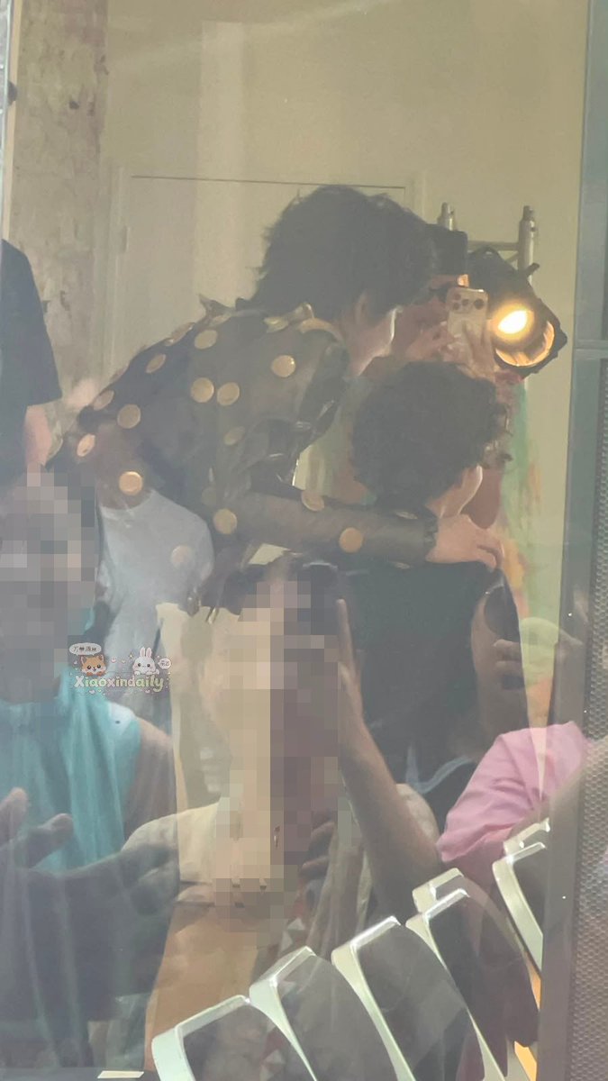 xiaoxindaily's tweet photo. Aww, our kid took a picture with a little kid~~ that's so adorable! 🥹

#LiuXuancheng
#LiuXuanchengxRonaldvanderKemp 
#RonaldvanderKempCouture https://t.co/DYA25K7hbP