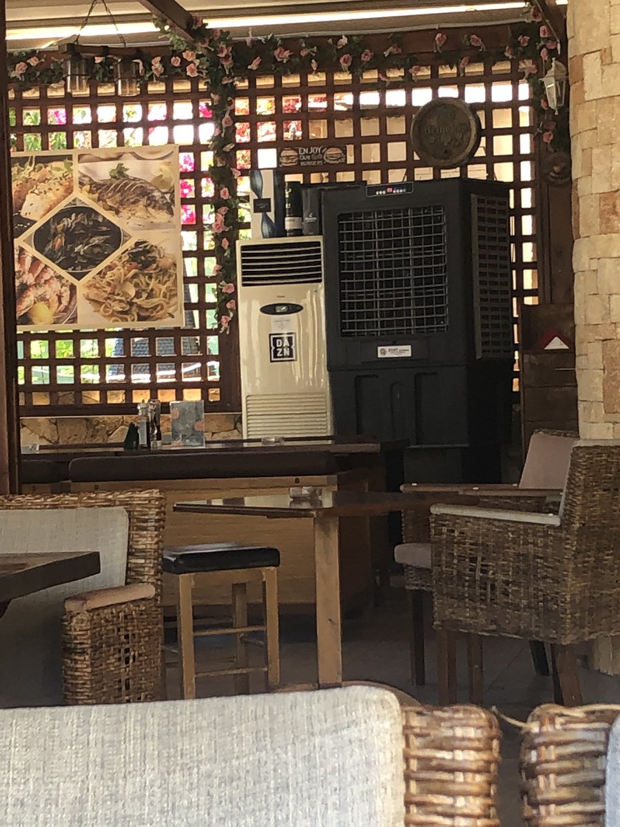 wait__andsee's tweet photo. En Crète les terrasses climatisées. En France, des leçons de sobriété énergétique pour ceux qui veulent juste dormir à moins de 30 °C chez eux. Deux visions du confort et de la cohérence… https://t.co/goHfOzRUZl