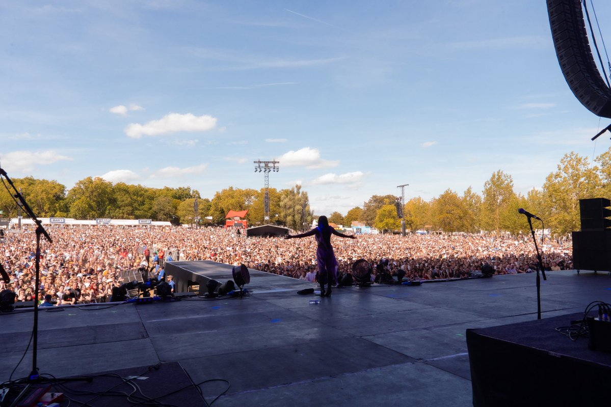 rachelchinourir's tweet photo. Me and the girls (and Mike) for @wolfalicemusic at Finsbury Park! 🪩💜✨

I am just so grateful for this opportunity! I had so much fun and missed you all so much 💜

I’ll be back soon x https://t.co/qz6Zq37g51