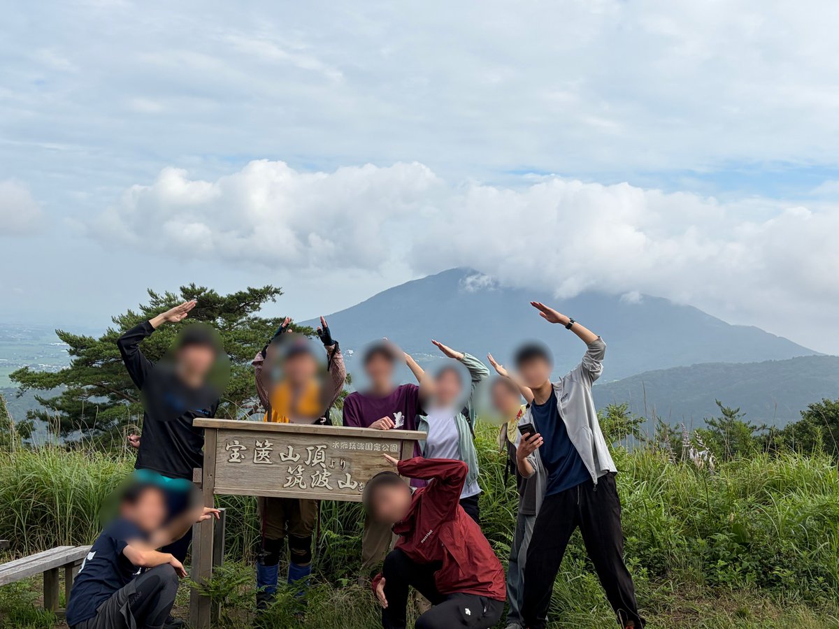 climatelab1's tweet photo. 早朝に研究室の有志でつくば市内の宝篋山に登山しました⛰
あいにく筑波山全体を望むことはできませんでしたが、世代を越えてチームワークを深めることができました。

今年は降水量が多くぬかるんでいる場所もあり、滑る度に「スヴェルドラップ輸送！」という言葉が飛び交っていました。 https://t.co/Xwq0qY8xpl
