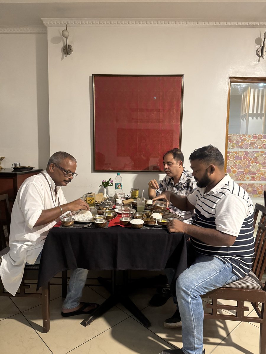 Mrinal_MLA's tweet photo. #8pm : #ParadiseHotel

পেৰাডাইচ এখন ইতিহাস প্ৰসিদ্ধ হোটেল।
অসমত পেৰাডাইচৰ যাত্ৰাৰ আৰম্ভণি হৈছিল ১৯৫১ চনত। প্ৰতিষ্ঠাপক প্ৰয়াত যতীন্দ্ৰ নাথ বেজবৰুৱাই ঘৰৰ বাহিৰত পৰম্পৰাগত অসমীয়া খাদ্য পৰিবেশনৰ এক নতুন ধাৰণাৰ শুভাৰম্ভ কৰিছিল।
শিৱসাগৰৰ পৰা আৰম্ভ হোৱা এই যাত্ৰাই যোৰহাটত হোটেল জনতা পেৰাডাইচ আৰু হোটেল পেৰাডাইচৰ জৰিয়তে বিস্তাৰ লাভ কৰে। পিছত ১৯৮৪ চনৰ ২১ মে' তাৰিখে তেওঁৰ পুত্ৰ শ্ৰী এছ. কে. বেজবৰুৱাই গুৱাহাটীত পেৰাডাইচ ৰেষ্টুৰেণ্ট প্ৰতিষ্ঠা কৰি অসমীয়া খাদ্যক এক নতুন পৰিচয় আৰু জনপ্ৰিয়তা প্ৰদান কৰে। পৰিয়ালৰ সকলোৰে বাবেই অতি উপভোগ্য এই হোটেলত আমি গুৱাহাটীত পঢ়ি থকা অৱস্থাত প্ৰতি মাহত অন্তত: এবাৰ খোৱাতো অভ্যাস হৈ পৰিছিল । এতিয়াও সময়-সুবিধা পালে ইয়াৰ ৰুচি ল'বলৈ যাওঁ ।
Paradise is a historic landmark in Assam's culinary journey. Founded in 1951 by Late Jatindra Nath Bezbaruah, it pioneered the concept of serving traditional Assamese cuisine outside the home. The legacy reached Guwahati on 21 May 1984, when Mr. S. K. Bezbaruah established Paradise Restaurant, giving Assamese food a new identity.
It has always been one of my favourite places. During my student days in Guwahati, we made it a point to dine here at least once a month, and even today, I visit whenever I get the chance.
#Paradise #Dinner