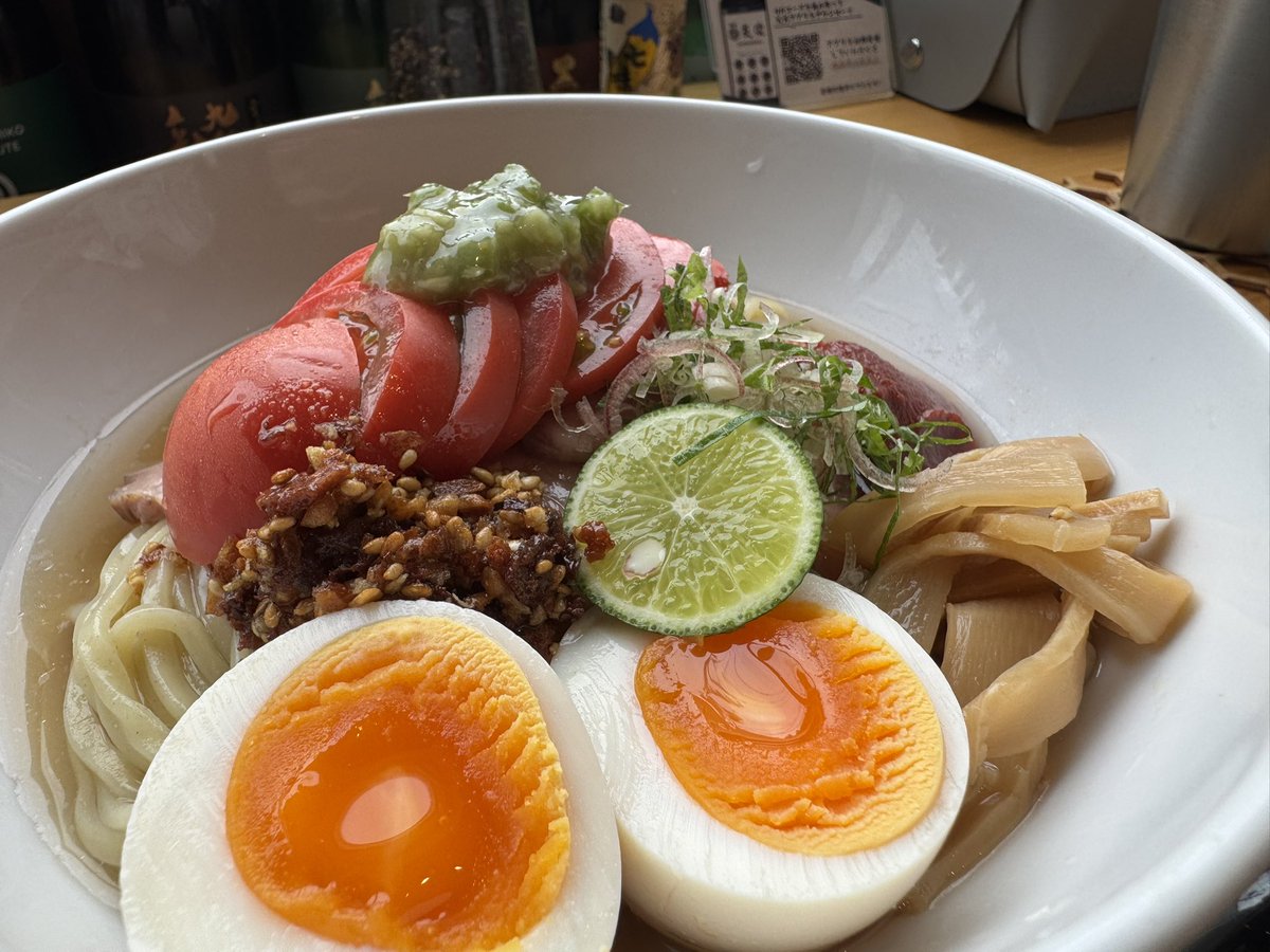 kensuke1001's tweet photo. 麺屋 東雲@佐久市

限定「初夏の冷ダシとまと麺」

仕事終わり間に合わないことが多いので仕事前に寄り道。
1周年のつけ麺リピも考えましたが季節限定麺を。
冷たいお出汁のスープにつるもち麺。トマトと山葵、混ぜずにそれぞれ食べる箇所で違う味わい。
見た目味とも清涼感が半端ない。 https://t.co/RKdCbWRUYD