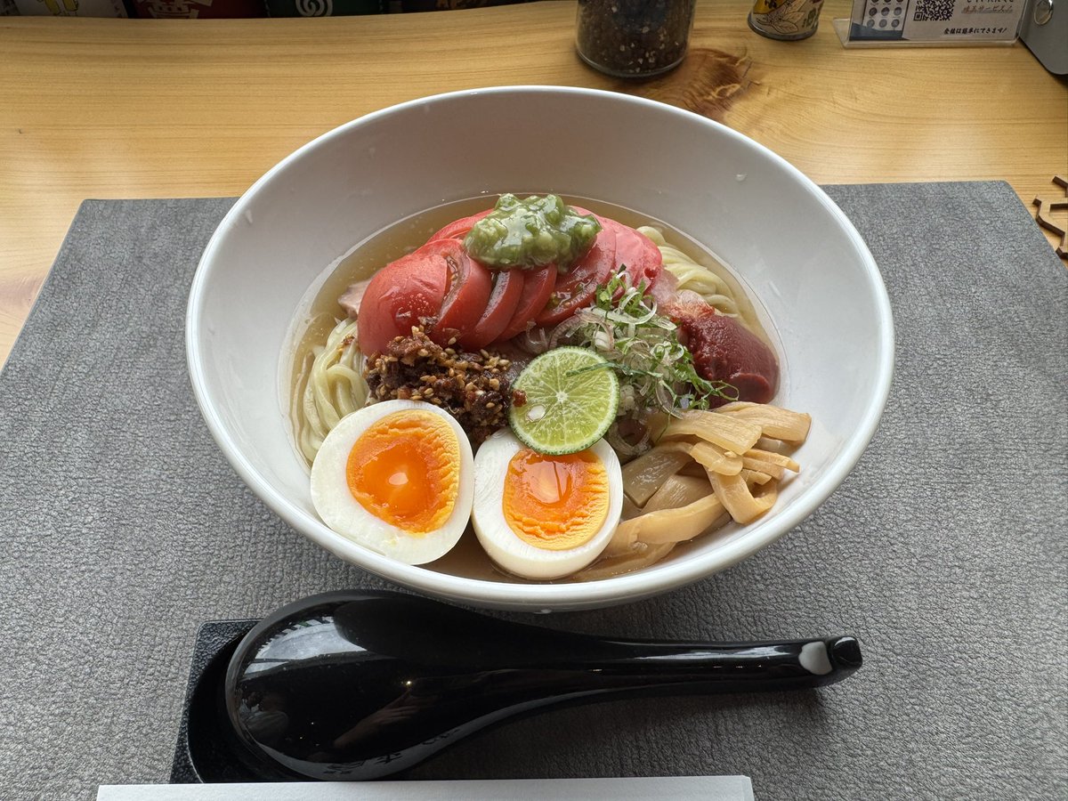 kensuke1001's tweet photo. 麺屋 東雲@佐久市

限定「初夏の冷ダシとまと麺」

仕事終わり間に合わないことが多いので仕事前に寄り道。
1周年のつけ麺リピも考えましたが季節限定麺を。
冷たいお出汁のスープにつるもち麺。トマトと山葵、混ぜずにそれぞれ食べる箇所で違う味わい。
見た目味とも清涼感が半端ない。 https://t.co/RKdCbWRUYD