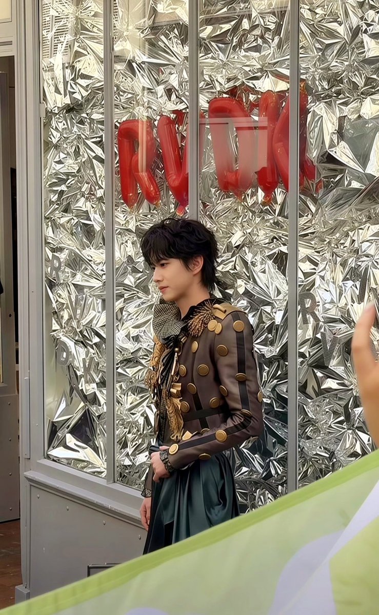 ngoctrieustd's tweet photo. From Rahul Mishra to Ronald van der Kemp, excited for every step of Liu Xuan Cheng's Haute Couture Week journey.

#LiuXuanChengPFW
#LiuXuanChengHCW27
#LiuXuanChengxRonaldVanDerKemp https://t.co/dqCrAMeCQ3