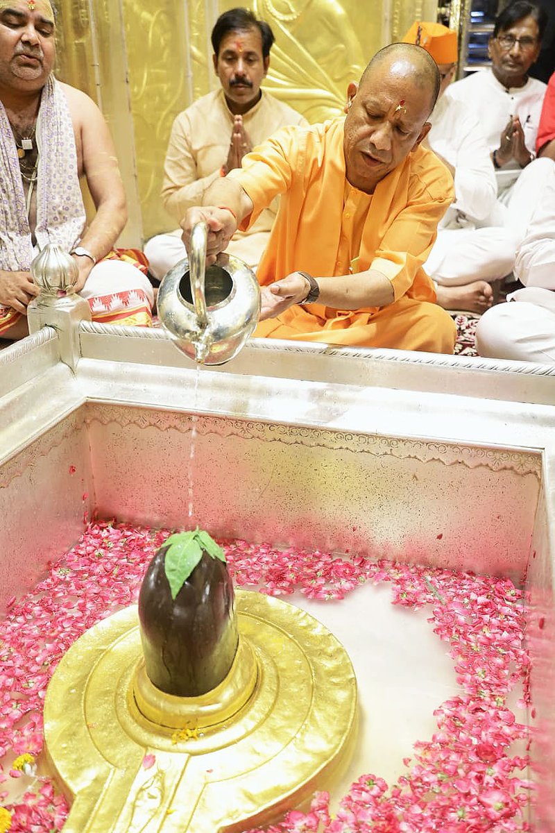 GorakhnathMndr's tweet photo. भूताधिपं भुजगभूषणभूषिताङ्गं
व्याघ्राजिनाम्बरधरं जटिलं त्रिनेत्रम्।
पाशाङ्कुशाभयवरप्रदशूलपाणिं
वाराणसीपुरपतिं भज विश्वनाथम्।।

गोरक्षपीठाधीश्वर, महंत श्री @myogiadityanath जी महाराज ने आज देवाधिदेव महादेव की पावन नगरी काशी में बाबा विश्वनाथ जी के दर्शन-पूजन कर प्रदेश वासियों के सुख एवं समृद्धि हेतु प्रार्थना की।