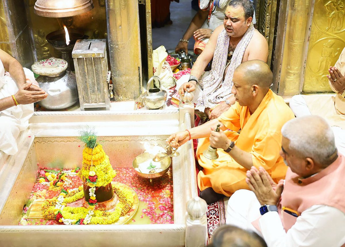 GorakhnathMndr's tweet photo. भूताधिपं भुजगभूषणभूषिताङ्गं
व्याघ्राजिनाम्बरधरं जटिलं त्रिनेत्रम्।
पाशाङ्कुशाभयवरप्रदशूलपाणिं
वाराणसीपुरपतिं भज विश्वनाथम्।।

गोरक्षपीठाधीश्वर, महंत श्री @myogiadityanath जी महाराज ने आज देवाधिदेव महादेव की पावन नगरी काशी में बाबा विश्वनाथ जी के दर्शन-पूजन कर प्रदेश वासियों के सुख एवं समृद्धि हेतु प्रार्थना की।