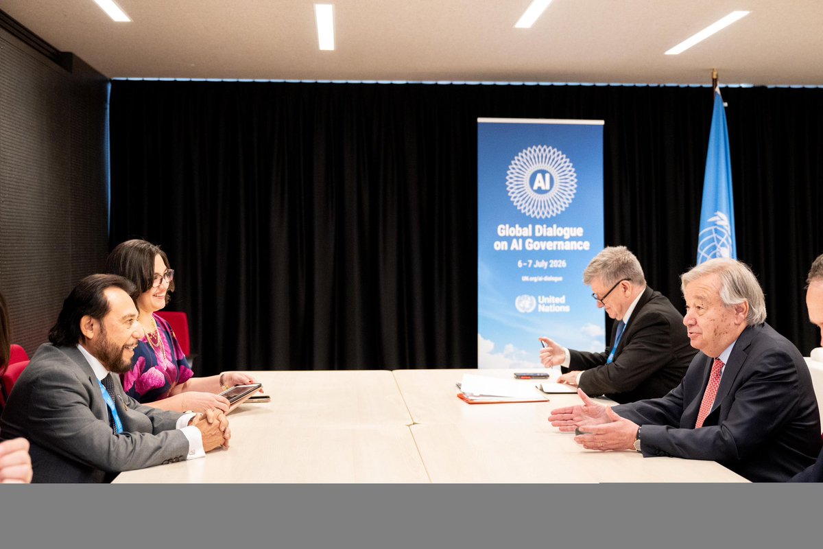 VCpresidenciaSV's tweet photo. Naciones Unidas destaca el papel de El Salvador en la gobernanza global de la inteligencia artificial. 🇺🇳🇸🇻 El Vicepresidente de la República, Sr. Félix Ulloa hijo (@fulloa51), conversó con el Secretario General de las Naciones Unidas (@UN), Sr. António Guterres, con el propósito de intercambiar perspectivas sobre los avances del país en transformación digital, inteligencia artificial y el papel de El Salvador en el escenario multilateral.

El Vicepresidente Ulloa presentó los principales avances del Gobierno del Presidente @nayibbukele en materia de transformación digital, entre ellos la dotación de computadoras a estudiantes del sistema público a través del programa #EnlacesConLaEducación, las alianzas estratégicas con el sector privado para brindar tutorías gratuitas en inteligencia artificial y la iniciativa @doctorsvapp, orientada a fortalecer el acceso a servicios de salud mediante herramientas de IA.

El Secretario General de @UN, Sr. António Guterres, reconoció el liderazgo y la credibilidad de El Salvador en el ámbito multilateral, destacando especialmente su copresidencia en el Primer Diálogo Global sobre la Gobernanza de la Inteligencia Artificial celebrado en Ginebra. El Salvador avanza como uno de los países más dinámicos de América Latina en gobernanza de la IA mediante la creación de la ANIA, un marco jurídico con visión de futuro y políticas favorables a la innovación, con el objetivo de posicionar al país como un centro regional para el desarrollo responsable de esta tecnología.

Ambas partes intercambiaron opiniones sobre el proceso de reforma de las Naciones Unidas y la importancia de contar con una Organización representativa y con alta respuesta a los desafíos contemporáneos.👌🏻