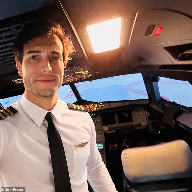CerfiaFR's tweet photo. 🇦🇷✈️ INSOLITE | Une élève pilote de 22 ans a dû poser seule son avion après que son instructeur de 42 ans est mort en plein vol, près de Córdoba, en Argentine.

Selon son témoignage, l'homme lui aurait dit : « Tu sais quoi faire, continue », avant de retirer son casque, détacher sa ceinture, ouvrir la porte du Cessna et sauter dans le vide. Son corps a ensuite été retrouvé dans un champ.

Malgré le choc, la jeune femme est parvenue à ramener l'appareil et à atterrir sans assistance. (Daily Mail)