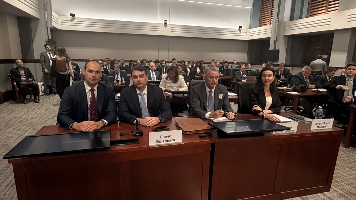 BolsonaroSP's tweet photo. Em breve @FlavioBolsonaro defenderá o Brasil em audiência pública no USTR.

Obs: Lula não inscreveu ninguém na audiência pública, pois deseja as tarifas, mesmo que você pague o preço por isso. https://t.co/XtvHKfiXhI