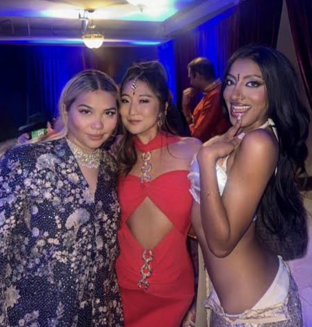 caramelkatz's tweet photo. you sound dumb as fuck bb 😭 lara HAS indian friends https://t.co/xosfYpimGe