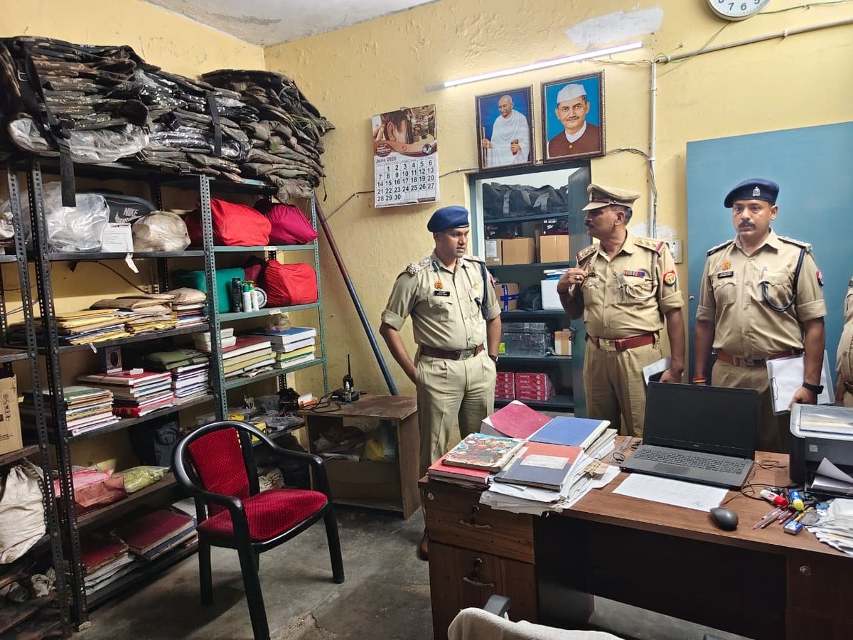lkopolice's tweet photo. संयुक्त पुलिस आयुक्त (कानून-व्यवस्था) @LoJcp द्वारा थाना गुडम्बा का निरीक्षण कर अभिलेखों, कार्यालय व्यवस्था एवं जनसुनवाई व्यवस्था का अवलोकन करते हुए थाना भवनों एवं परिसर का निरीक्षण कर व्यवस्थाओं का जायजा लिया गया तथा संबंधित को दिए आवश्यक दिशा-निर्देश। 

@Uppolice 
@UPGovt https://t.co/MVWnrVKT8X