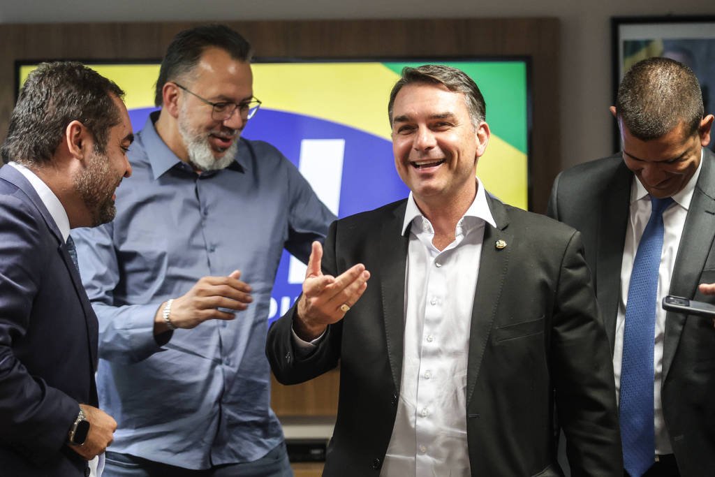 depeniotatto's tweet photo. TÁ MAL DE AMIGO, HEIN, FLÁVIO! Márcio Canella, nome indicado por Flávio Bolsonaro para o Senado, é alvo de investigação da PF por suspeitas de envolvimento em esquema de lavagem de dinheiro ligado ao crime organizado. Diga-me com quem andas... https://t.co/owrasz0XTA