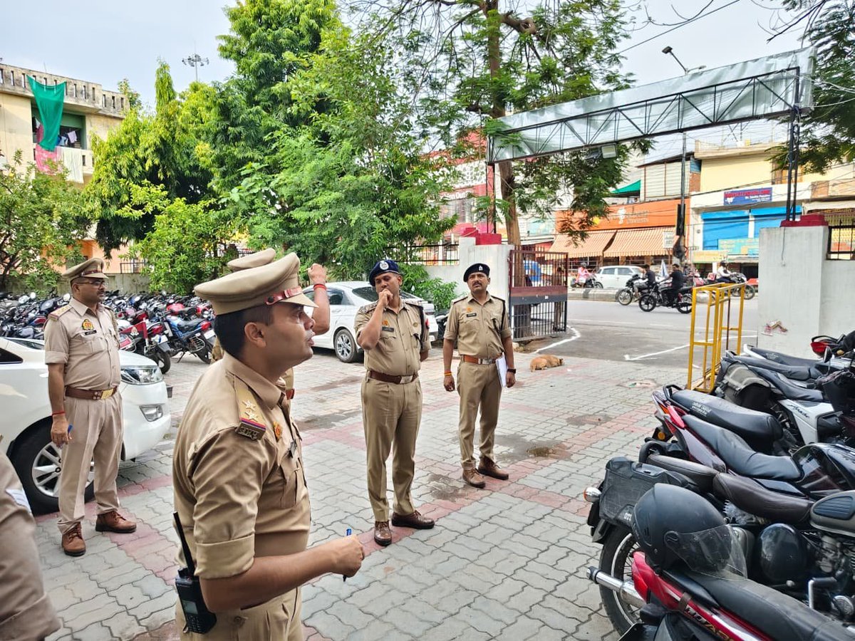 lkopolice's tweet photo. संयुक्त पुलिस आयुक्त (कानून-व्यवस्था) @LoJcp द्वारा थाना गुडम्बा का निरीक्षण कर अभिलेखों, कार्यालय व्यवस्था एवं जनसुनवाई व्यवस्था का अवलोकन करते हुए थाना भवनों एवं परिसर का निरीक्षण कर व्यवस्थाओं का जायजा लिया गया तथा संबंधित को दिए आवश्यक दिशा-निर्देश। 

@Uppolice 
@UPGovt https://t.co/MVWnrVKT8X