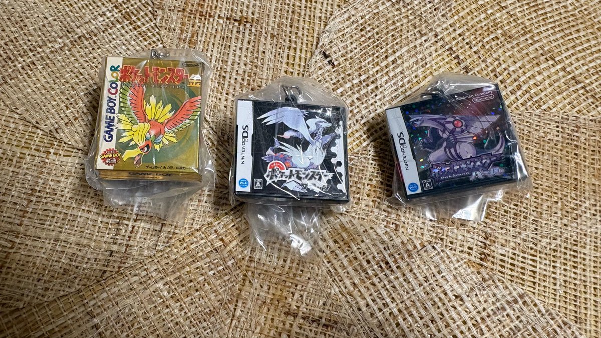 Darhamapokeka's tweet photo. 【交換】ポケモン 30周年 30th パッケージ＆カートリッジキーホルダー

譲▶金×2、ブラック×2、パール
求▶︎赤、サファイア、ホワイト、Y、ムーン

※手渡しor郵送🙆‍♀️
※まとめての交換優先

トレカフェス京都行きます！

検索からでもお気軽にお声掛けください。
よろしくお願いいたします🙏 https://t.co/PxJyh8cYLz