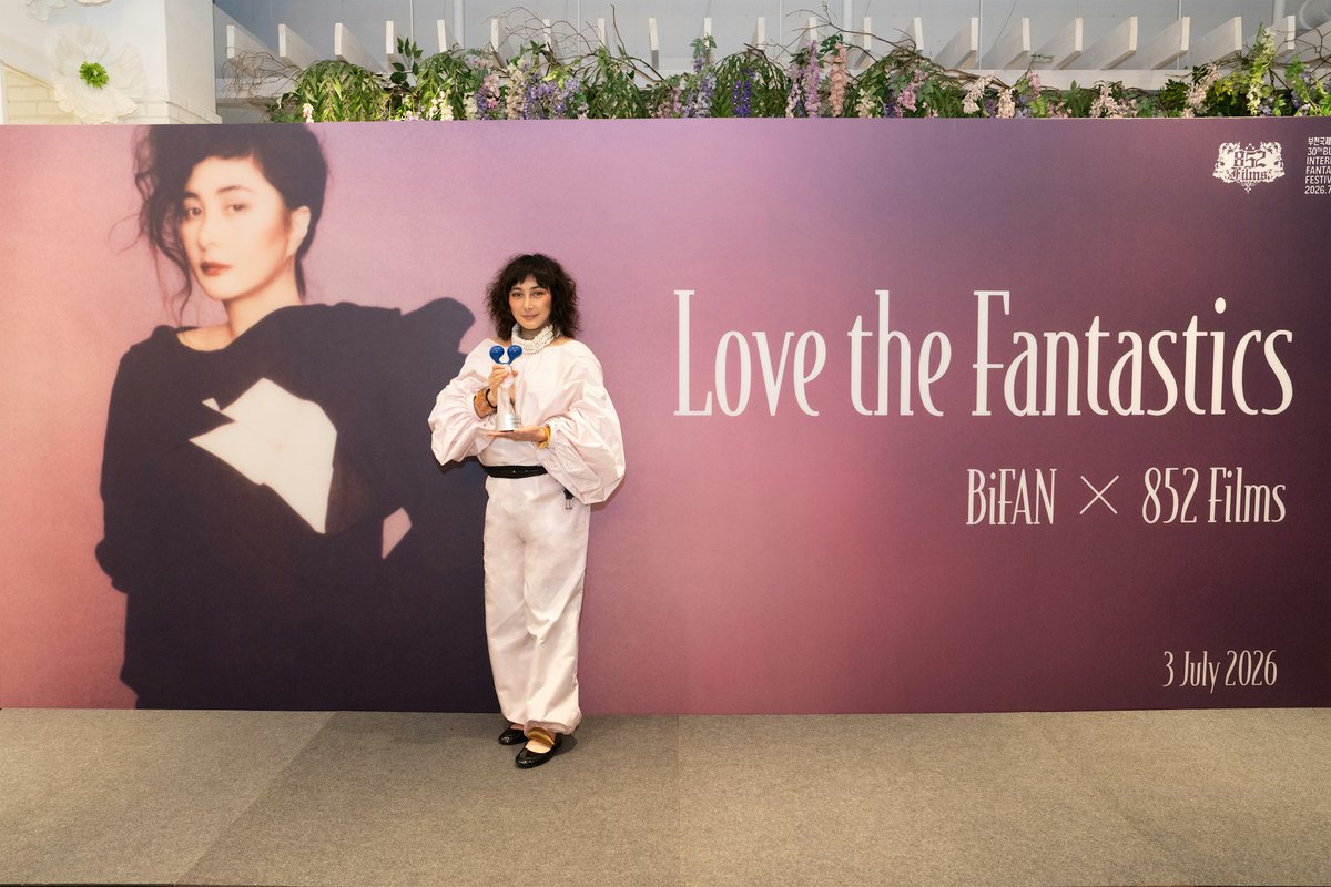 hongkongland_jp's tweet photo. 【韓国・富川発】#ジョシー・ホー(#何超儀)主演の超自然スリラー『#拾荒法師』が富川国際映画祭で世界初公開! 満員御礼の現地で激白「本物のゴミ山と悪臭のドブ水に浸かって死闘を演じた」
【富川(韓国)6日=現地発】香港の個性派ディーヴァであり国際派女優の**ジョシー・ホー(何超儀、51)**が主演を務める超自然クライムアクション映画『拾荒法師(ザ・メイジ)』が、韓国で開催中の「富川(プチョン)国際ファンタスティック映画祭」でワールドプレミア上映された。300席以上の会場はまたたく間に満席となり、上映後は割れんばかりの拍手喝采が巻き起こった。
上映後に行われたマスタークラス(トークイベント)に登壇したジョシーは、本作で最も過酷だったという「ゴミ山での雨中アクションシーン」の壮絶な舞台裏を明かした。
「あのシーンは、スタジオではなく本物のゴミ処理場で撮影したんです。地面は雨(降雨機)で泥だらけになり、ガラスの破片や釘が混ざったドブ水が溢れていました。その中で、共演のカルロス・チャン(陳家樂)や悪役のマンキ・チョン(張文杰)と激しい格闘を繰り広げたんです。衣装の裾が足に絡まるのでその場でハサミで切り落とし、何度も転んで頭からドブ水を浴びました。帰宅しても体から悪臭が消えなくて本当に恐ろしかったわ」と、今でも身震いするような過酷な撮影を振り返った。
さらに、極度の潔癖症であるジョシーに対し、ダニー・パン(彭發)監督から衝撃の事実が告げられた。劇中でジョシーの自宅に積み上げられたゴミの山について、監督は「彼女には『偽物のゴミ(美術用プロップ)だよ』と嘘をついていましたが、実はすべて街中から拾ってきた本物のゴミを消毒しただけのものでした!」と暴露。これを聞いたジョシーがステージ上で絶句し、無念の表情を浮かべると、会場は爆笑に包まれた。
また、本作で映画デビューを果たした新人俳優のイマン(Iman)の堂々たる演技にも、韓国メディアや映画ファンから絶賛の声が寄せられた。
過酷な環境にも妥協せず、文字通り「泥にまみれて」最高のアクションを追求したジョシー・ホー。彼女の映画にかける飽くなき情熱とプロ根性が、国境を越えて韓国の観客の心を深く揺さぶった。
(出典:香港01 https://t.co/zXEci1AxHE )