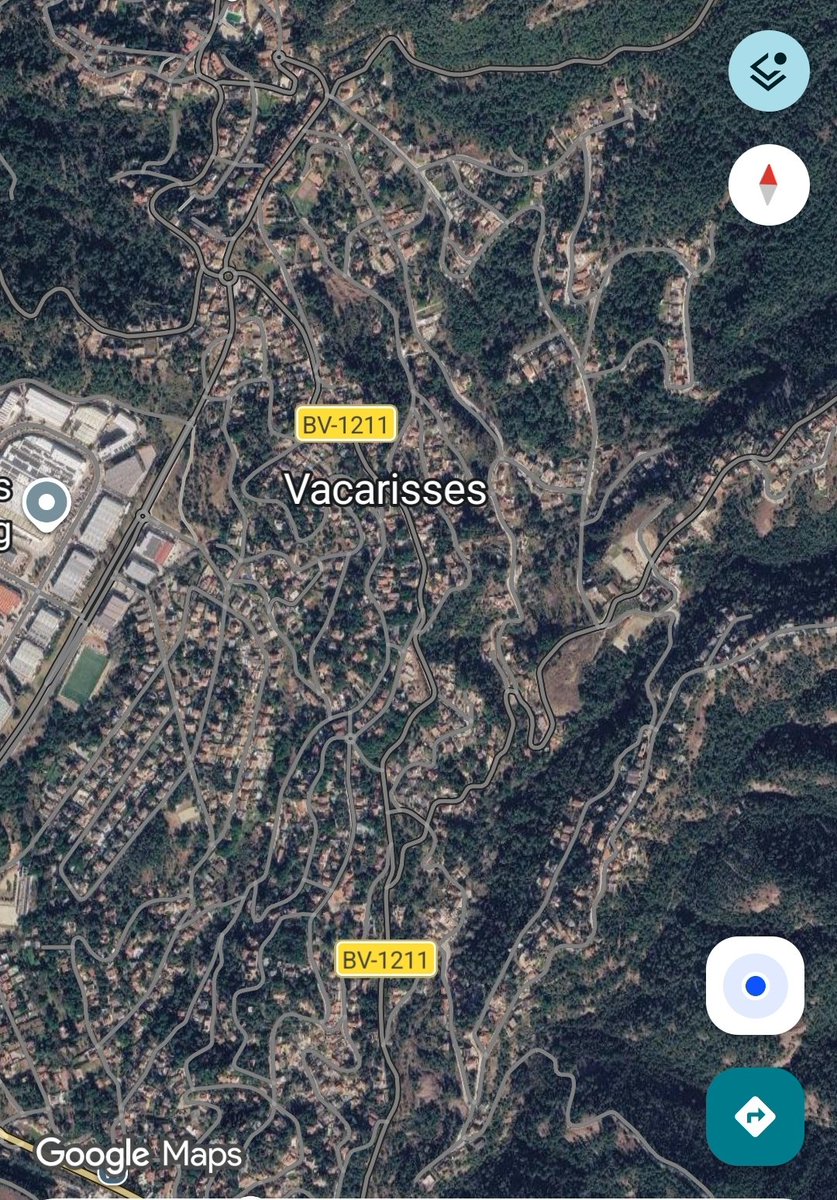 sandra_svi's tweet photo. @CousoCarles Cada cop que hi passo per aquí i miro a la muntanya hi penso. Quantes d'aquestes urbanitzacions disposen del seu pla d'autoprotecció obligatori?? On són les franges? A què esperen els veïns i ajuntaments? https://t.co/ghCC8io2zm