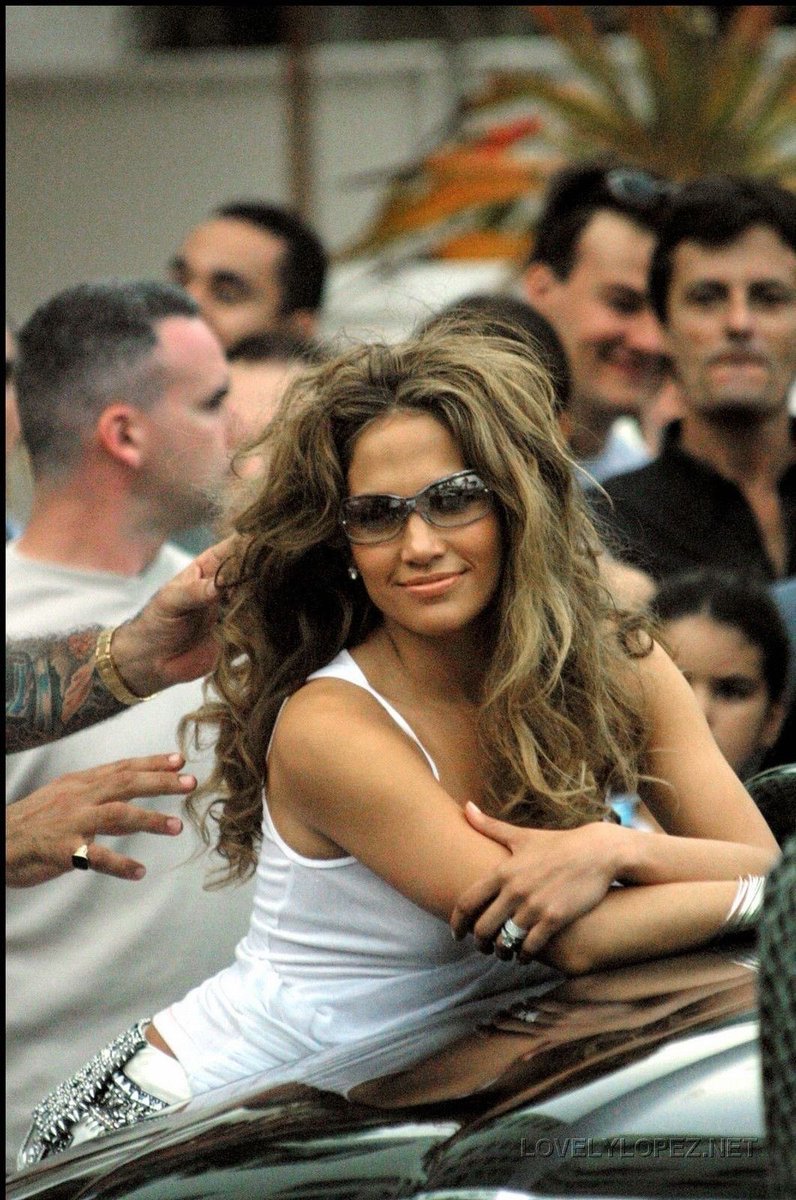 pinkglitterie's tweet photo. JLO in the 2000s https://t.co/wx1yKOfvcR