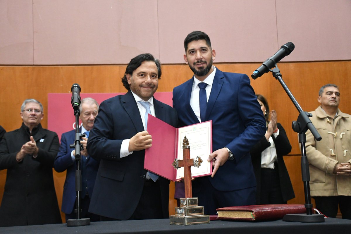 GustavoSaenzOK's tweet photo. Tomé juramento a Nicolás Avellaneda como ministro de Seguridad y a Ignacio Vilchez como secretario de Seguridad.

Confío en que continuarán fortaleciendo una política de Estado tan importante como la seguridad, trabajando con compromiso, de manera federal y siempre al servicio de los salteños.

Mi agradecimiento a Gaspar Solá por el compromiso, la responsabilidad y el trabajo realizado al frente del Ministerio. Le deseo el mayor de los éxitos en esta nueva etapa.